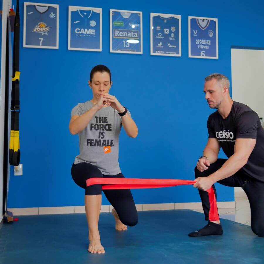 Realização de técnica de terapia manual durante afundo, em paciente com dor no joelho - cefisio